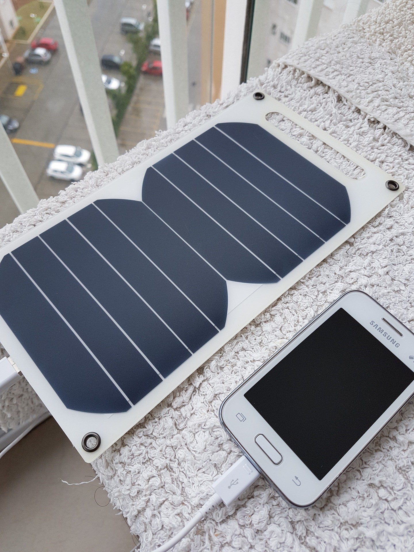 Alt=»Vue rapprochée des cellules d'un panneau solaire souple.»