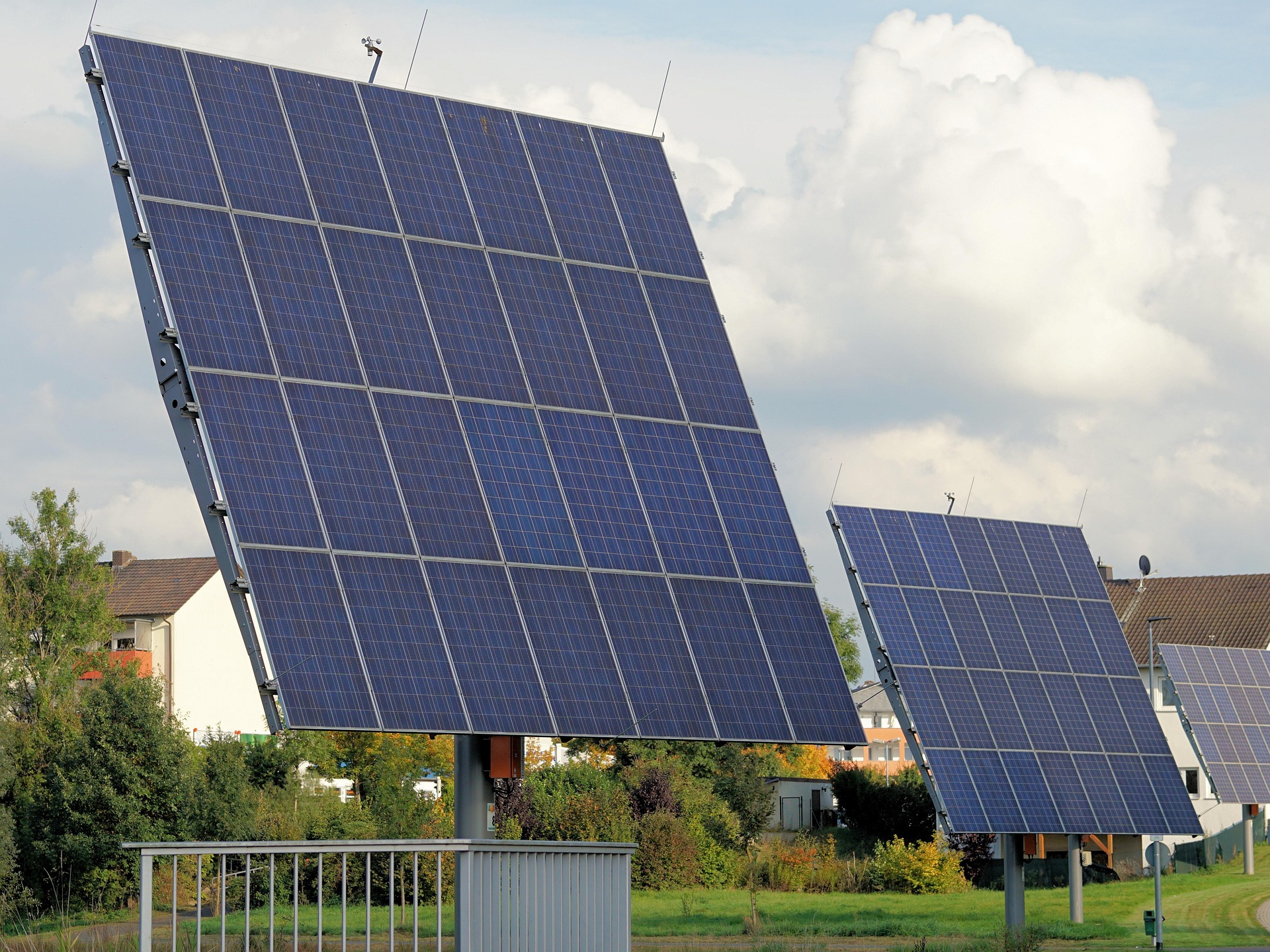 Alt=»Installation photovoltaïque. Panneaux sur trackers solaires.»
