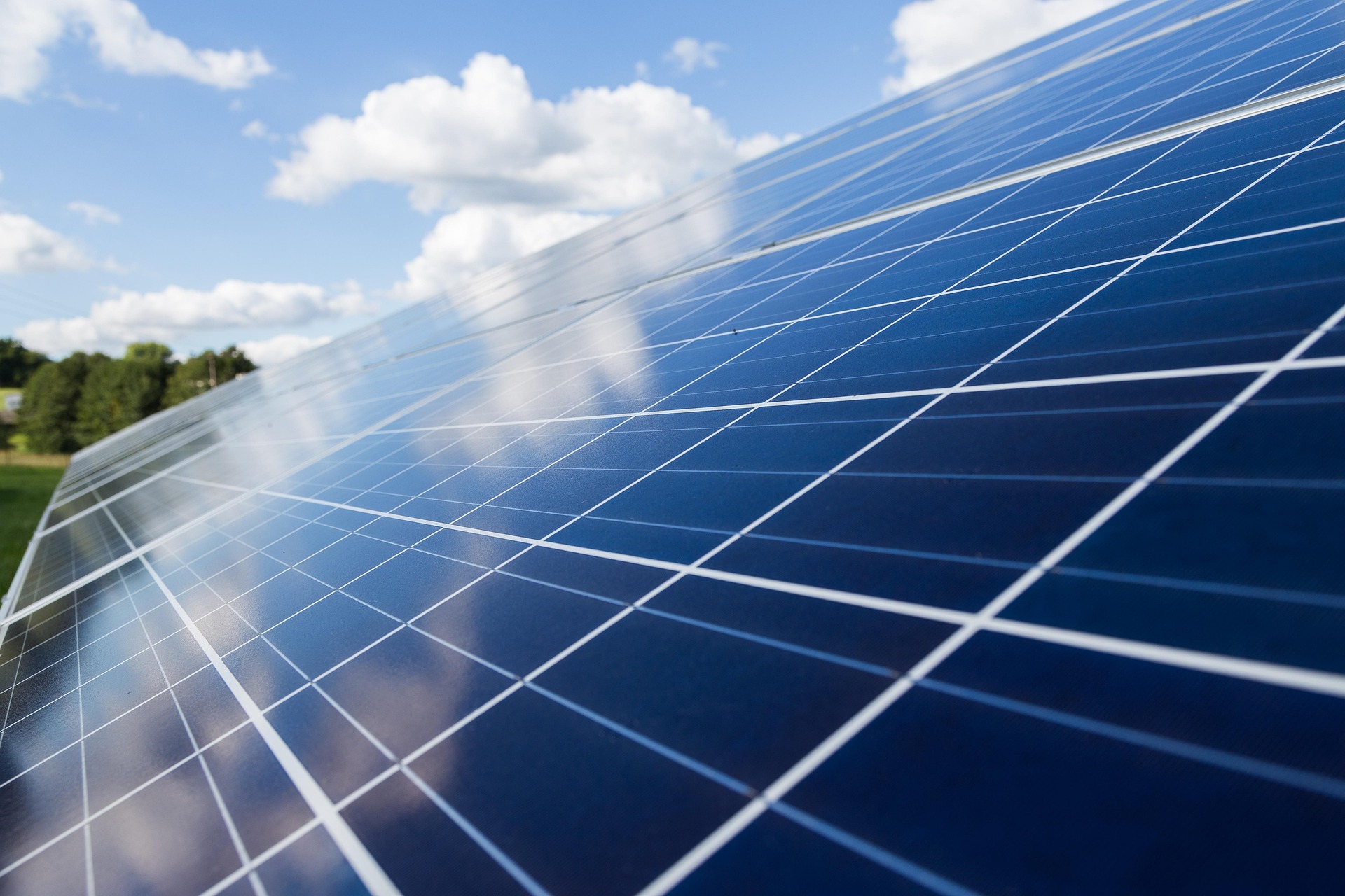 Alt=»Autoconsommation avec revente du surplus. Panneaux solaires inclinés.»