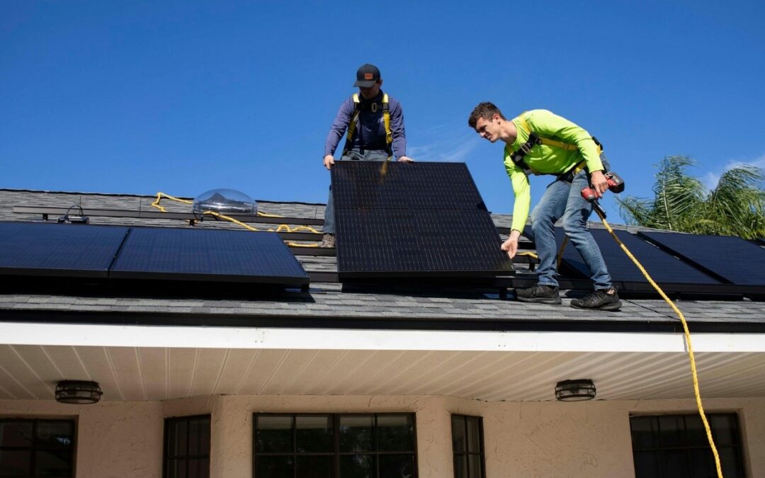 Qui peut installer des panneaux solaires : les informations à savoir