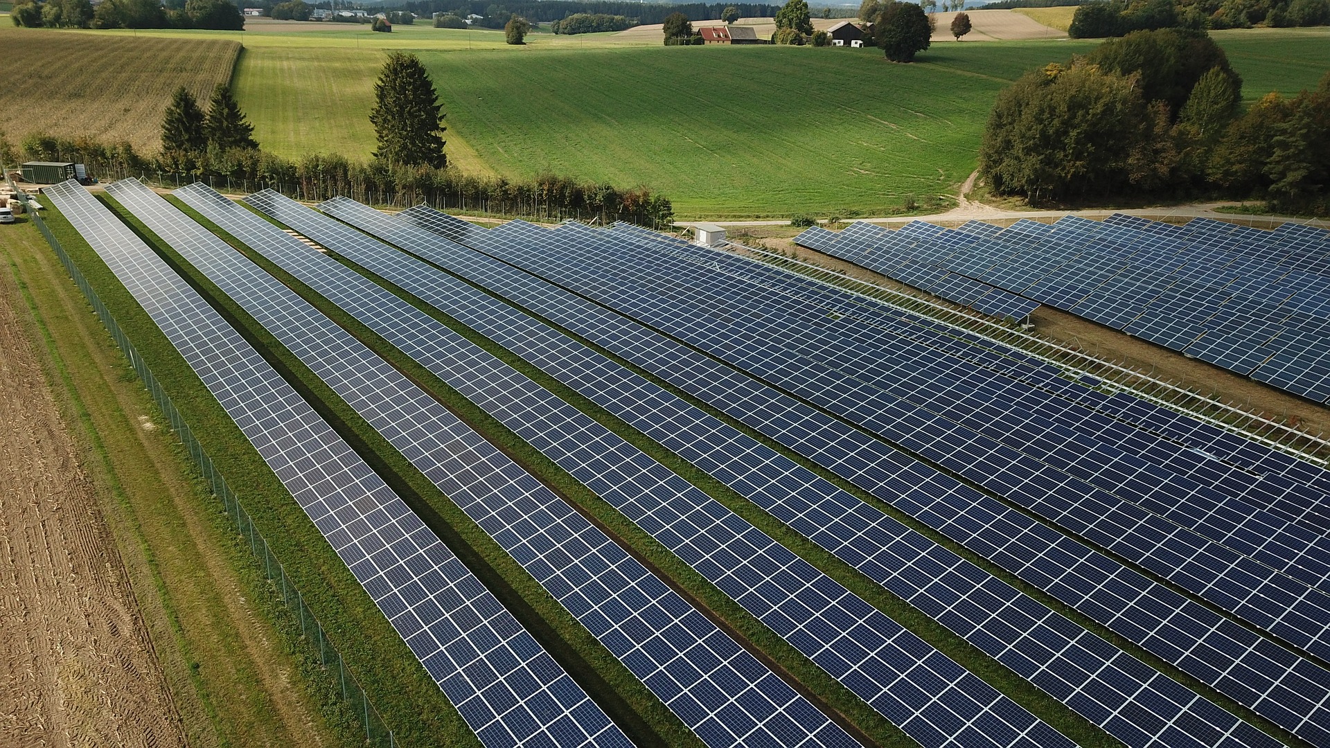 Alt=»Réglementation panneau solaire. Parc solaire au sol.»