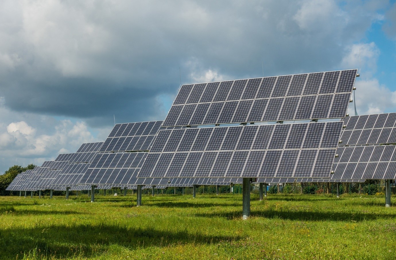 Alt=»Réglementation panneau solaire. Panneaux solaires au sol.»