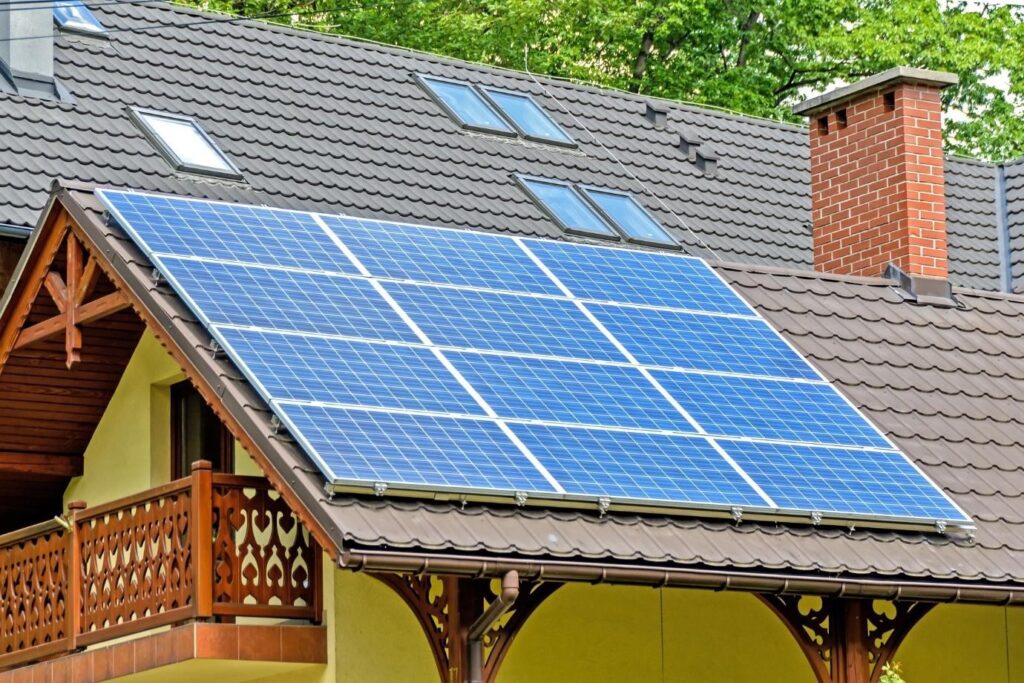 Credit d'impot panneaux photovoltaiques 2025, panneaux photovoltaïques sur un toit incliné.