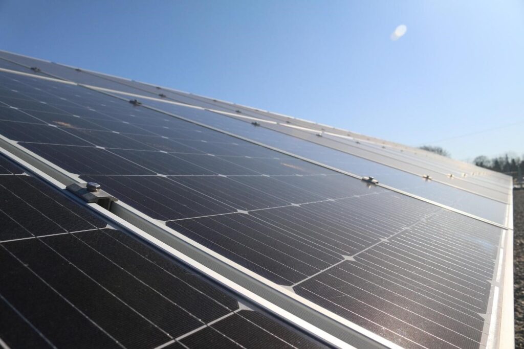Credit d'impot panneaux photovoltaiques 2025, panneaux monocristallins vus de près.