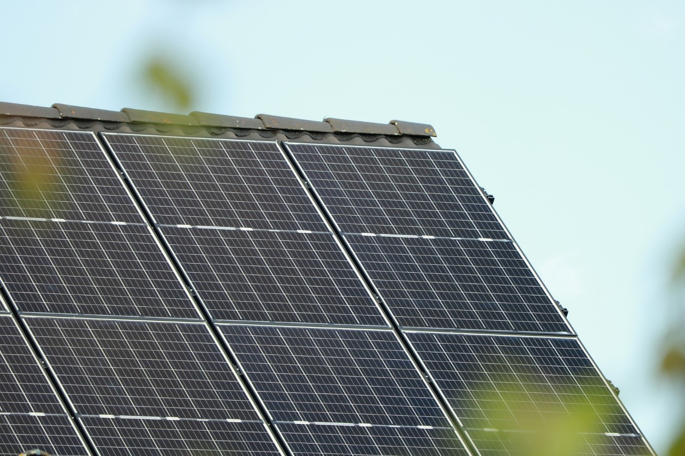 Des panneaux photovoltaïques reliés à un routeur solaire.